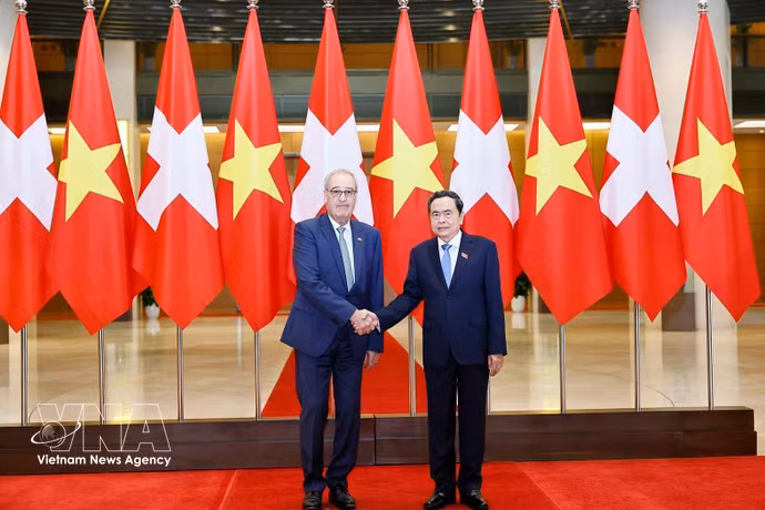越南国会主席陈青敏与瑞士联邦主席居伊·帕姆兰。图自越通社