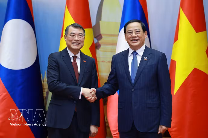 越南政府总理黎明兴与老挝国会主席宋赛·西潘敦。图自越通社
