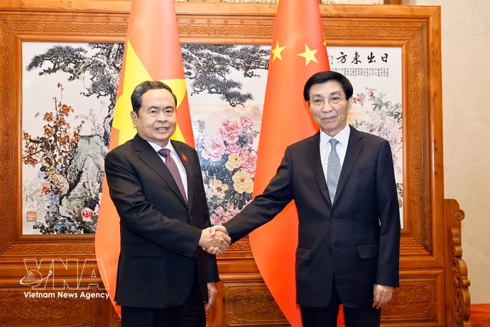越南国会主席陈青敏与中国全国政协主席王沪宁。图自越通社