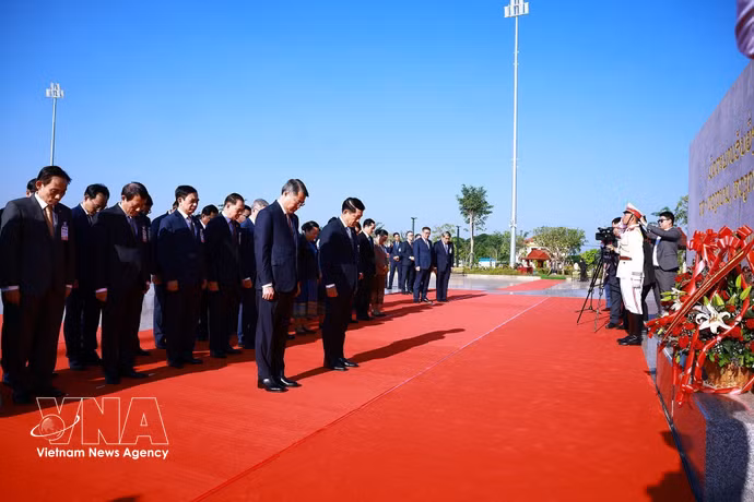 越南政府总理黎明兴与老挝政府总理沙伦赛·贡玛西向两国已故领袖敬献花圈。图自越通社