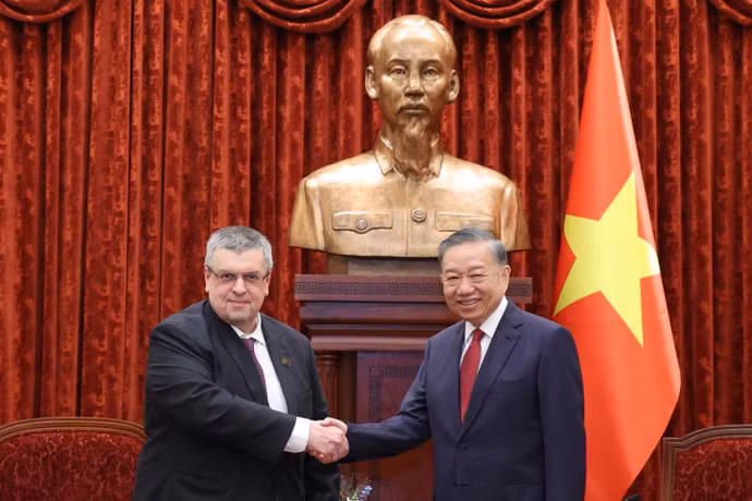 越共中央总书记、国家主席苏林与俄罗斯塔斯社记者。图自外交部
