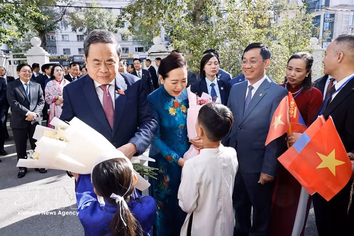 越南国会主席陈青敏会见旅居蒙古国越南人代表。图自越通社