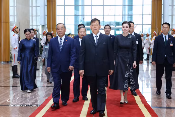 泰王国国王与王后抵达河内，开始对越南进行国事访问。图自越通社