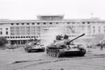 1975年4月30日上午，数百辆坦克、装甲车和步兵从四面八方同时挺进，直逼西贡傀儡政府总统府，解放西贡。图自越通社