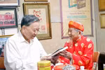苏林总书记走访慰问研究家阮廷思并致以新春祝福 