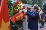 范明政总理在里约热内卢胡志明主席纪念牌前敬献花圈