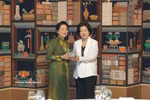 越南国会主席夫人与韩国国会主席夫人共同参观韩国国会博物馆