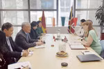 越南与英国加强合作发展国际金融中心