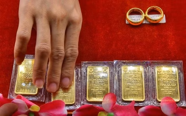 8月1日上午越南国内SJC金条逼近8000万越盾。图自互联网