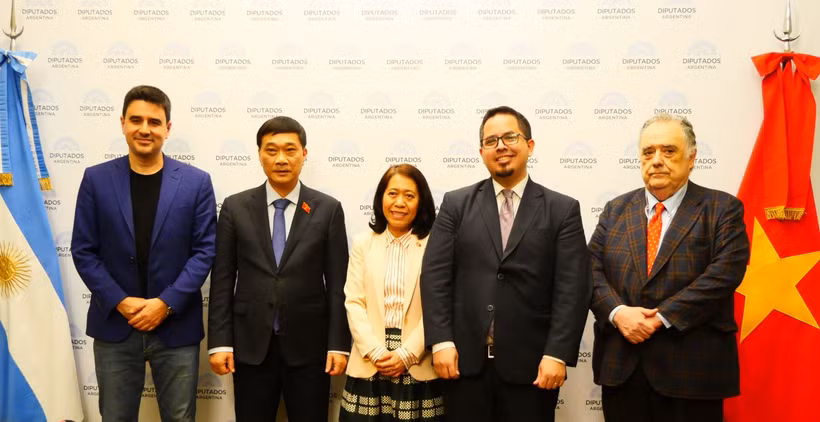 国会经济委员会主任武鸿青与阿根廷—越南议会友好小组领导代表合影。图自越通社