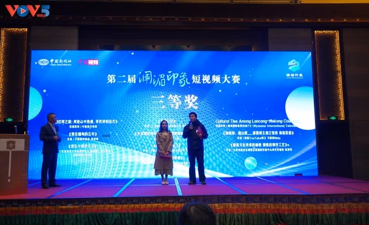 两名越南留学生阮越黄和阮氏梅香的作品《我在中国学书法》荣获比赛三等奖（图源：越南之声）