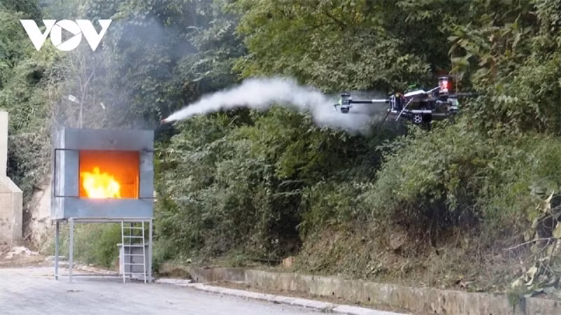 UAV-Z113-50号无人机设备喷酒消防剂（图源：越南之声） 