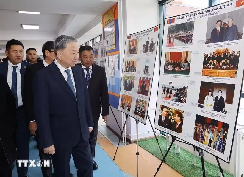 苏林总书记、国家主席参观摄影展。图自越通社
