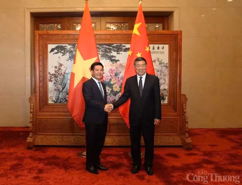 越南工贸部部长阮鸿延会见中国国务院副总理何立峰