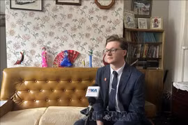英国共产党党员、越南政治历史研究学者基里尔·惠特克。图自越通社