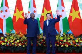 越南政府总理范明政会见布隆迪共和国总统埃瓦里斯特·恩达伊希米耶。图自越通社
