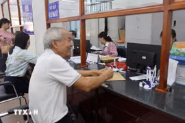 市民前往新头顿坊办理行政手续。图自越通社