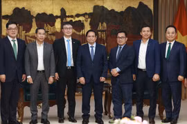 越南政府总理范明政在政府驻地会见了正在访越的韩国Dunamu集团副总裁金亨年和韩亚金融集团副总裁李恩雄。图自越通社