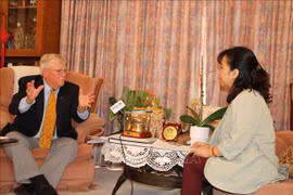 澳大利亚新南威尔士大学国防学院教授卡尔·塞耶（Carl Thayer）在接受越通社驻澳大利亚记者采访。图自越通社
