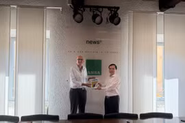 杨忠义向意大利国家通讯社（ANSA）领导赠送纪念品。图自tapchicongsan.org.vn