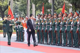 梁强主席走访国防学院。图自越通社