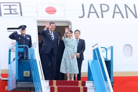 日本首相石破茂和夫人抵达河内。图自越通社