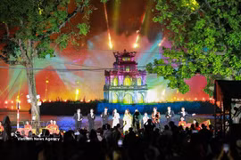 龟塔上的3D Mapping灯光秀结合水幕系统。图自越通社
