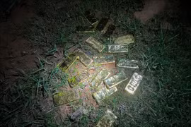 执法人员查获一辆摩托车和18块长方形金属锭（每块尺寸约11.5 x 5.1厘米），总重18公斤。图自越通社
