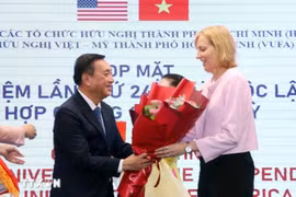 范成坚先生向美国驻胡志明市总领事苏珊·伯恩斯献花祝贺。图自越通社