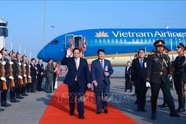 越南政府总理范明政率越南代表团乘专机抵达万象瓦岱国际机场。图自越通社