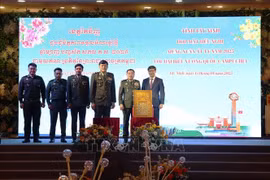 柬埔寨各省领导向西宁省领导敬赠春节礼物。图自越通社