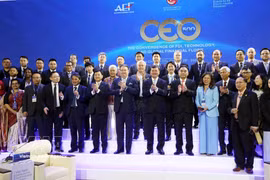 参加论坛的代表们合影。图自越通社