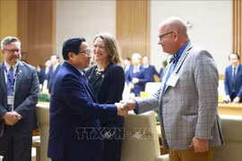 越南政府总理范明政会见赴越参加2025年国际学术交流计划的21所美国顶尖大学代表团。图自越通社