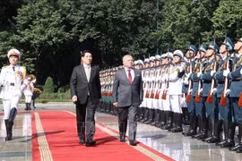 越南国家主席梁强和约旦哈希姆王国国王阿卜杜拉二世·本·侯赛因共同检阅越南人民军仪仗队。图自越通社