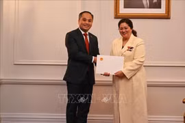 越南新任驻新西兰大使潘明江向新西兰总督辛蒂·基罗递交国书。图自越通社