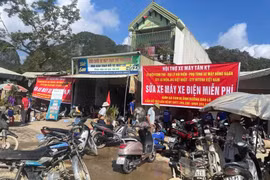 新岐乡锐（Rọi）三岔路口这几天排满了等待“救治”的摩托车。图自suckhoedoisong.vn