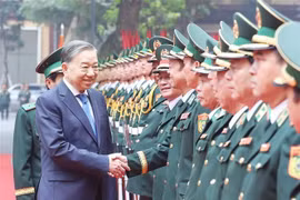 越共中央总书记苏林春节前走访边防部队司令部官兵。图自越通社