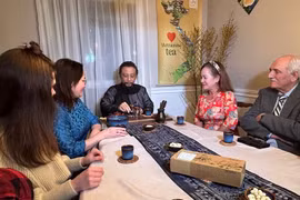 阮玉俊介绍三款具有代表性的越南茶。图自越通社