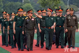 潘文江大将、坎良·乌塔凯松（Khamliang Outhakaysone）大将和迪西哈（Tea Seiha）大将出席演习。图自人民军报