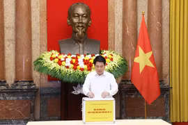 越南国家主席梁强进行捐款。图自越通社