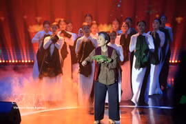 越南人民军总政治局在河内举办题为“对母亲的诺言”的艺术晚会。图自越通社