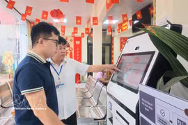 芝陵乡共行政服务中心干部指导民众使用AI辅助公共服务自助终端机。图自越通社