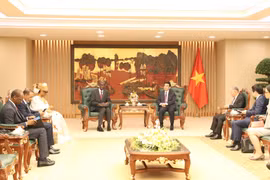 潘文江大将会见毛里塔尼亚政府部长兼秘书长穆克塔尔·侯赛努·拉姆。图自政府门户网站
