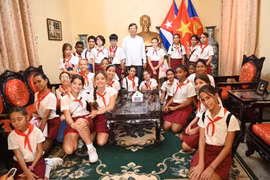 武氏胜小学的教师和学生前往越南驻古巴大使馆参观，了解越南文化和历史，以及越古之间的特殊团结友好关系。图自越通社