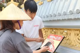 游客在领江祠体验使用智能信息牌。图自人民报