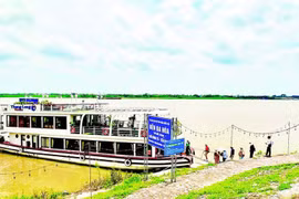 连接河内-兴安的水路旅游线路是文化产业产品中发挥有效作用的一个例子。图自人民报