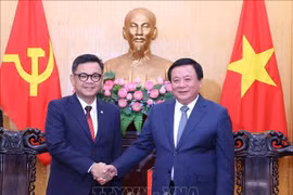 越南胡志明国家政治学院院长阮春胜与印度尼西亚国家国防研究院院长艾斯·哈桑·西亚兹利。图自越通社