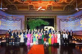 胡志明市50家具有代表性的企业和单位及其品牌和产品表彰会。图自越通社