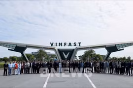 签字仪式在海防VinFast生产联合体举行，这是印度经销商合作伙伴代表团访问越南并开展工作期间的一项活动。图自越通社