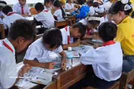 在延寿乡延寿小学，学生们参加了多项课外活动，如操控机器人、进行科学实验等。图自越通社